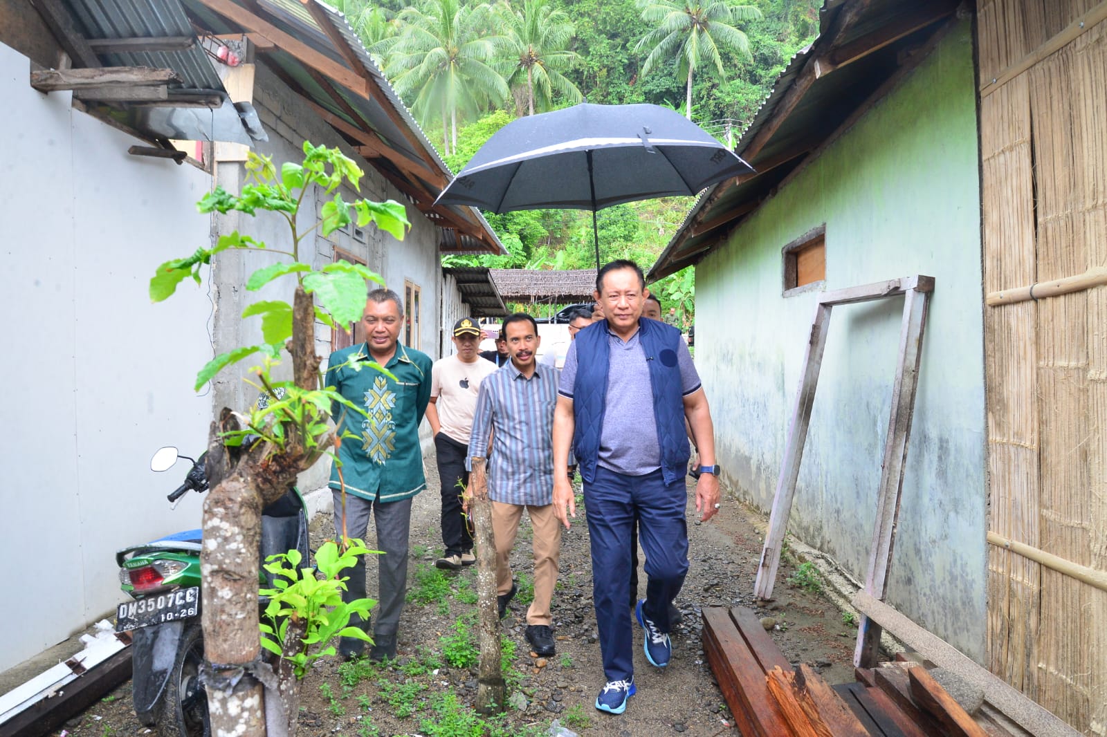 Hujan di Taludaa, Gusnar Tinjau Langsung Pembangunan BSPS
